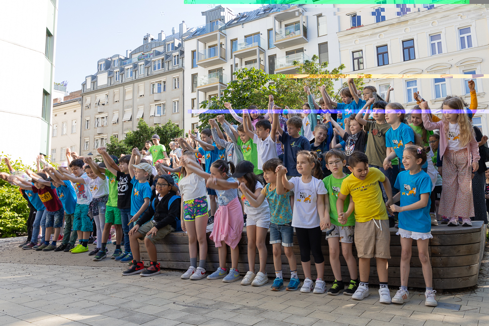 Kinder freuen sich auf den Sommer